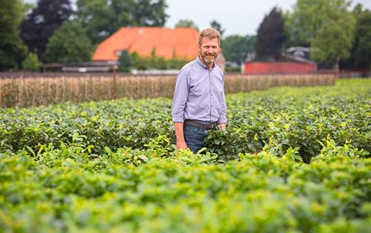 Dirk Clasen steht in einem Feld